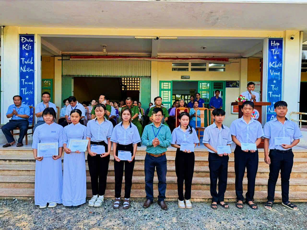 Tuyên truyền pháp luật ATGT-PCCC và trao học bổng